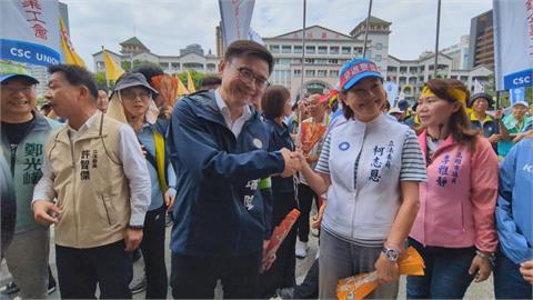 大遊行主動上前與柯志恩握手　賴瑞隆：替勞工爭取最大權益