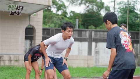 把遊戲帶進訓練！陳彥博傳授貢寮實中田徑隊跑步技巧　大讚： 蠻有天賦的