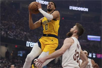 NBA(影)/溜馬次輪G1扳倒騎士！哈利伯頓單場包辦22分、13助攻