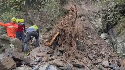手機鈴聲從土石坍落處傳來　錦屏野溪溫泉崩塌巨石埋遊客