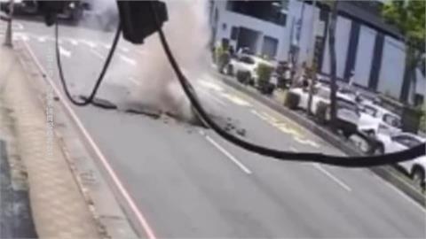 驚險瞬間！板橋「台電人孔蓋爆炸」　白蟻咬破電纜線釀禍
