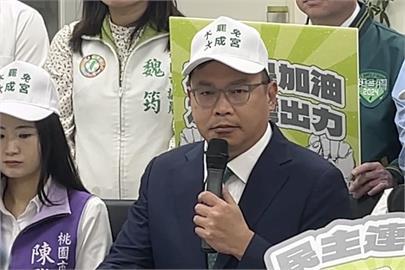 快新聞／助陣大罷免！綠桃園議員成立「民主連署站」　協助收取全台罷免書