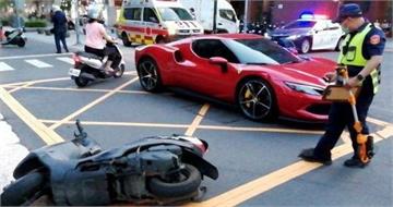 高雄街頭驚撞！1800萬法拉利撞機車　騎士掛彩車頭凹陷