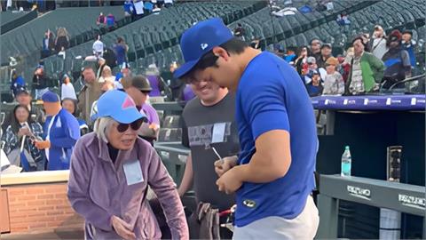 MLB(影)／大谷翔平暖心舉動+1！主動為原爆百歲人瑞簽名彎腰握手網友大讚：太暖