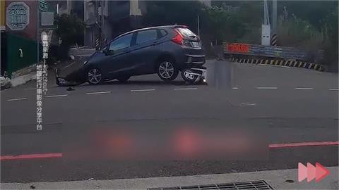 新竹驚悚車禍! 停紅燈卻被倒車撞上 騎士連人帶車被拖行數公尺