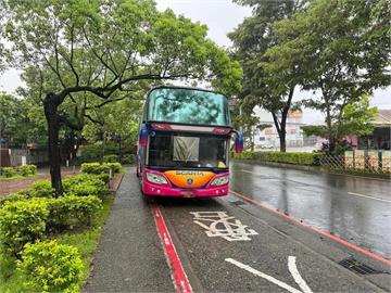 快新聞／當自己家？遊覽車長期占用宜蘭幾米公園停車格　交通處這樣說