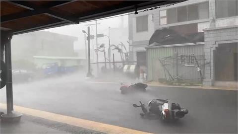 海葵登陸台東14級風吹走籃球架！三仙台「直播君」斷電陣亡