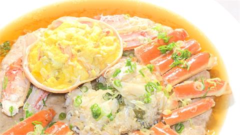 韓國松葉蟹搭配肉餅　海陸結合滋味甘甜