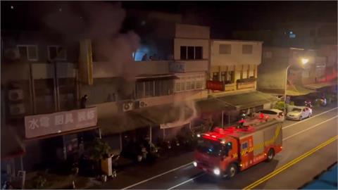 宜蘭市金紙店深夜大火！　「整間易燃物悶燒」波及3民宅釀1死