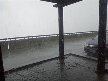 快新聞／鋒面影響「雨彈襲台」！　松雪樓下冰雹雨畫面曝光