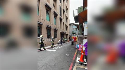 快新聞／三重名店旁驚傳墜樓！少女「撿錢包」重摔3樓　現場畫面曝光
