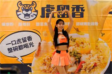 韓國人氣啦啦隊女神「睦那京」現身南港掀人潮！虎留香一日店長寵粉