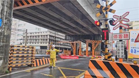 疑未保持安全距離！　宜蘭轎車卡平交道遭罰3.4萬