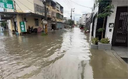 快新聞／雨彈狂炸！台南仁德積水15公分　「巷子變小河」畫面曝光