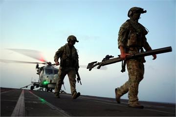 英海軍野貓直升機「倒飛」狙擊毒梟快艇　首度一槍癱瘓目標