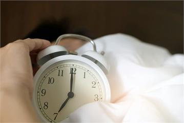 連假打亂作息…   睡眠差小心「大腦老化翻倍」!醫5招救回
