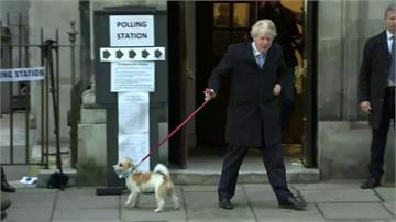 英國國會大選登場 首相強森攜愛犬投票