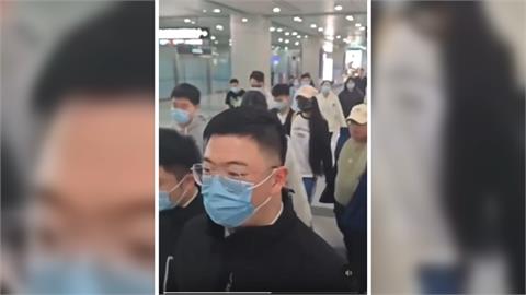 亞亞回中國　一出關遭大批神秘黑衣人護送上車