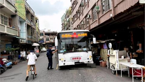 巨大聲響嚇壞　客運閃車逆向對撞　轎車三人受傷