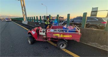 國道5驚現「移動神主牌」87歲老翁逆向騎農機上高速　釀連環撞