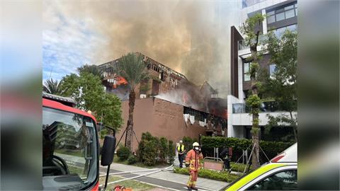 快新聞/最新!新店2層樓木造樣品屋起火 濃煙密布畫面曝光