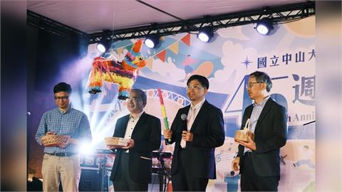 中山大學45週年校慶活動 校長賣力敲打皮納塔慶祝