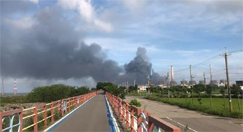 台中火力發電廠「燃煤倉庫」竄出大火　黑煙直上天際