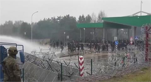 邊境移民衝突升溫　波蘭軍警出動水炮車