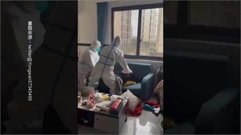 中國方艙醫院一堆空床　防疫員粗暴拉人去填艙