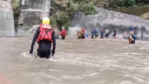 一個拉一個驚險渡河　70登山客困丹大林道獲救