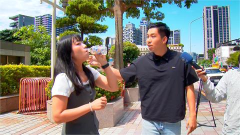 快新聞／吵翻天！陳聖文送核料廢水至國民黨　楊智伃開瓶「一口暢飲」