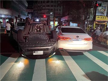 快新聞／未互相禮讓！3車行經閃黃燈路口「撞成一團」　小黃四輪朝天翻覆