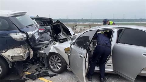 溪州大橋砂石車爆胎自撞　兩警車到場處理遭轎車追撞