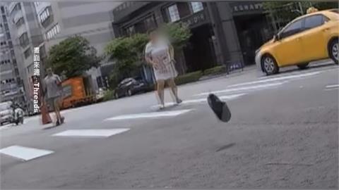 台中女穿睡衣脫序坐路中央　亂丟拖鞋嚇跑騎士