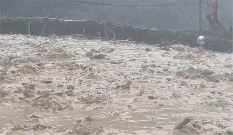雨彈襲中部！彰化埔心「大天坑」險吞貨車　南投土石流困怪手
