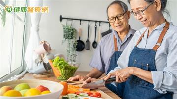 下廚做飯與失智症風險降低有關？專家：烹飪過程眉角多　助大腦保持靈活
