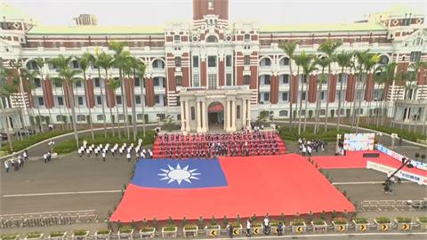 東奧英雄凱旋派對台灣蝶王秀腹肌　選手巨型國旗前留下大合照