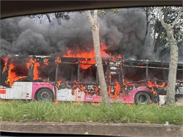 快新聞／台中客運公車馬路上起火燃燒！整輛燒成焦炭廢鐵　司機急疏散乘客