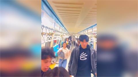快新聞／捷運北門站傳意外！男子車廂「雨傘狂砸窗」乘客竄逃畫面曝