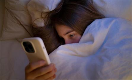 為何你會一直「熬夜」?這是「睡前拖延症」 三大成因讓你越累越睡不著