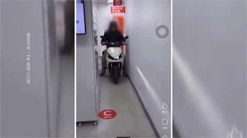 當得來速？他騎車闖智取店取貨　網友撻伐全罵翻：懶成這樣