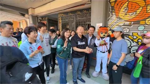 蔡其昌赴台南球場發紅包　林俊憲.陳亭妃"初選後首同框"