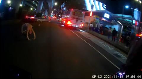 快新聞／嚇！台北市民大道突冒「大法師」　男裸身路中央爬行警要開罰