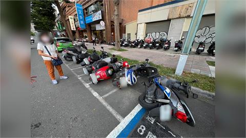 推車怪客！騎機車沿路連推倒15輛車　轉到高鐵再推7輛車