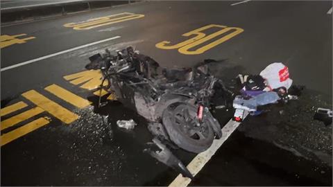 快新聞／高雄重大車禍！機車撞大貨車成廢鐵　騎士險遭捲進車頭