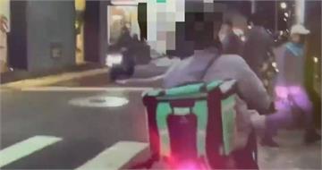 外送員紅燈迴轉被開單 怒撕罰單、推傷警下場慘了