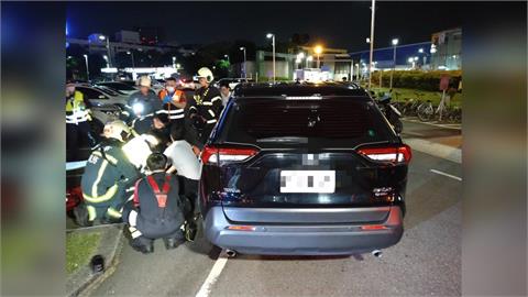 松山機場停車場被撞！男子「捲入車底」　警消抬車救人送醫仍不治