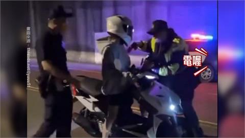 攔檢機車警「猛按電擊器」　女騎士控執法過當