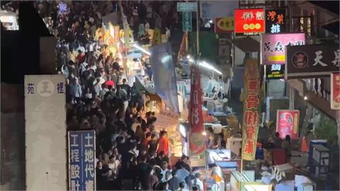 鬼門關夜市開打！不滿前妻偕前員工擺攤　男子持鐵棍砸攤