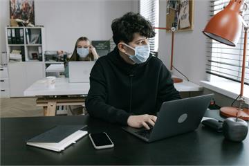 別小看新冠！病毒恐「偷走大腦」智商下滑不是錯覺　醫示警：連輕症都讓你變笨3分
